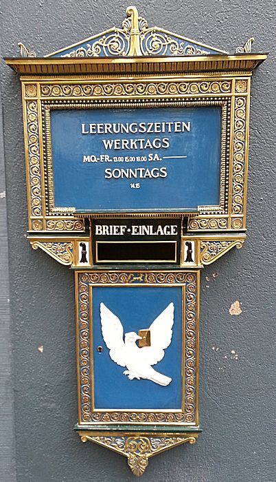 Briefkasten im Stil Melchior Berris in Basel